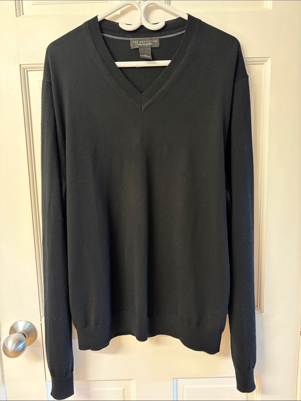 Bloomingdale’s Men’s Store black merino wool light V neck sweater size XL